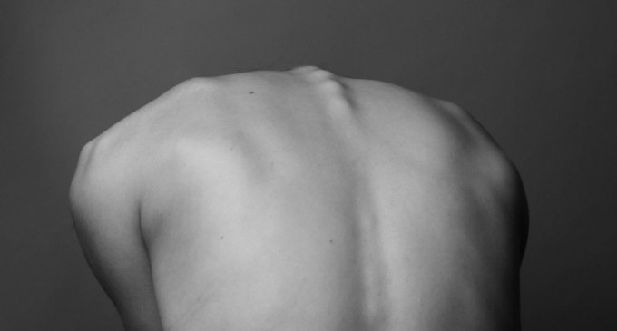 Postură greșită? Iată cum o poți îmbunătăți