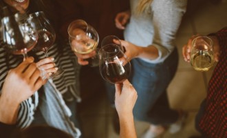 Dacă vrei să dai o petrecere, poţi cumpăra narghilea şi arome pentru un eveniment reuşit