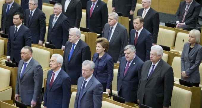 Parlamentarii ruși cer pe bandă rulantă să fie trimiși pe front / 5 deputați au cerut „să-și servească patria”