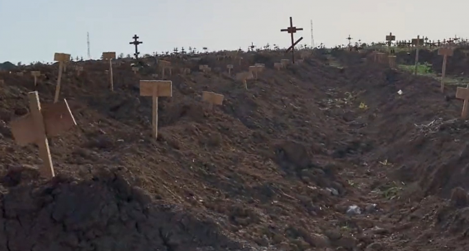 VIDEO Cum arată unul dintre imensele cimitire din Mariupol, unde pe majoritatea crucilor sunt doar numere, nu și nume