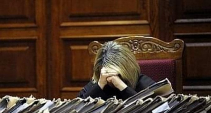 Legea nr.199/2022, prin care se modifică Codul de procedura civila, respectiv instituția „contestației la tergiversarea procesului” , mai pune o țintă pe noi, judecătorii din instanțele supraaglomerate!