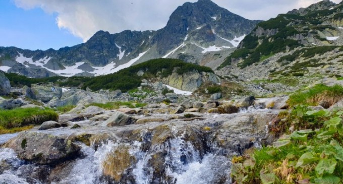 Bucura-te de o vacanta la munte desavarsita in Muntii Retezat