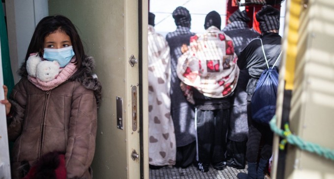 Navă cu 380 de migranţi, autorizată să acosteze în Italia