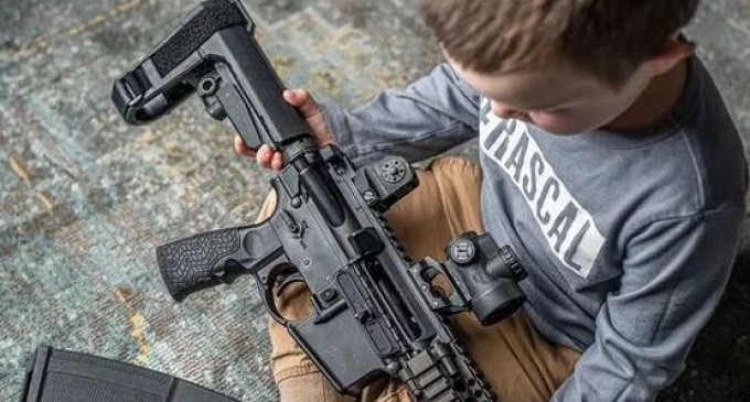 SUA: Producătorii de arme, anchetați de Congres pentru promovarea puștilor de asalt