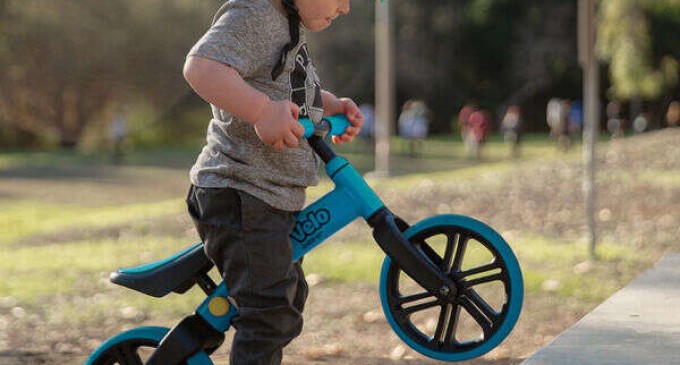 Este bicicleta de echilibru o optiune mai buna decat bicicleta cu roti ajutatoare?
