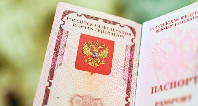 „Niet”. Bulgaria a respins extrădarea în Rusia a activistului anti-război care și-a ars pașaportul în fața consulatului