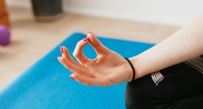 Cum îți poți realiza acasă o manichiură semipermanentă?