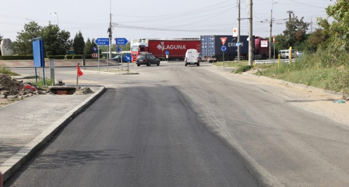 Locuitorii unei comune sucevene au pus mână de la mână și și-au asfaltat singuri o bucată de drum. Acum vor să mai asfalteze altă bucată