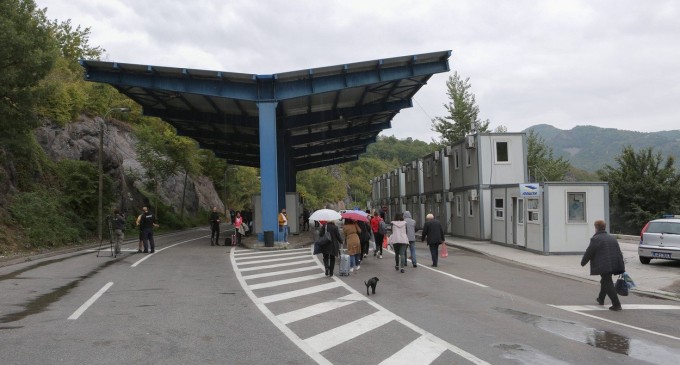 VIDEO Tensiuni la granița Kosovo-Serbia: Priștina închide două puncte de trecere a frontierei, după ce sârbii locali au blocat drumurile