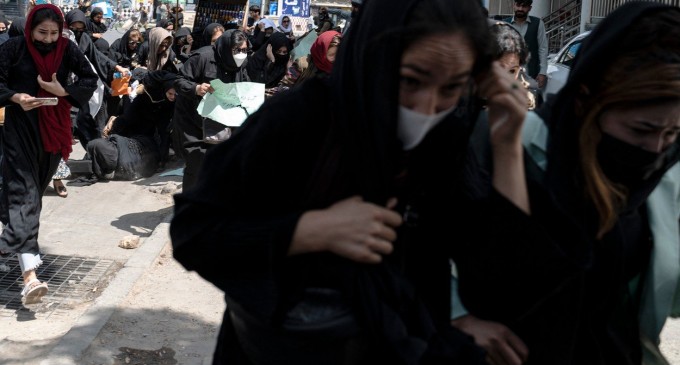 VIDEO Kabul: Talibanii au dispersat violent un protest al femeilor care cereau „pâine, muncă și libertate”