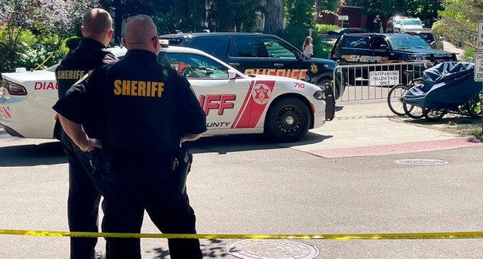 Atacatorul lui Salman Rushdie, pus oficial sub acuzare pentru tentativă de omor