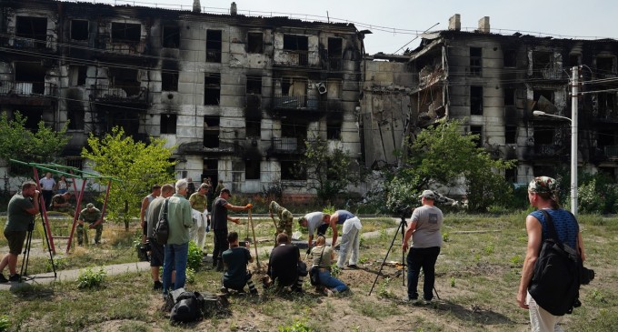 Ucraina: Locuitorii din Rubijne dezgroapă cadavrele îngropate în grabă pentru a le oferi o înmormântare demnă