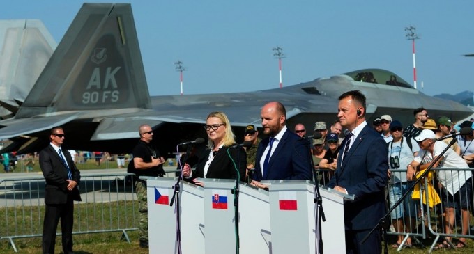 Polonia şi Cehia vor proteja spaţiul aerian al Slovaciei, în condițiile în care Bratislava renunţă la MiG-uri