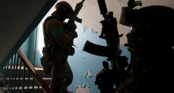 Un român și trei ruși, anchetați de serviciile secrete din Ucraina pentru contrabandă cu armament