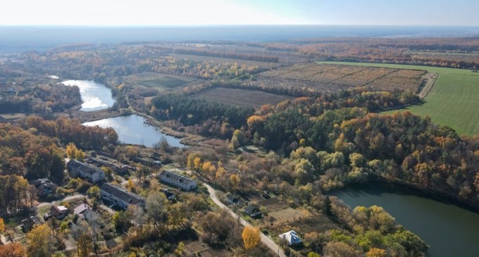 VIDEO Trupele rusești care s-au retras în panică din Harkov au lăsat în urmă echipamente esențiale pentru stilul de război al armatei lui Putin