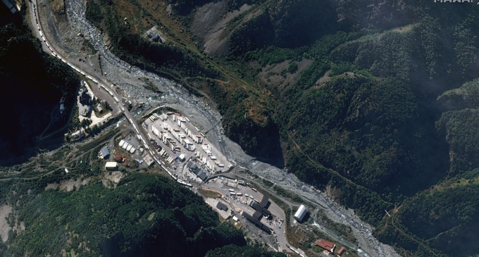 Imagini din satelit. O nouă zi în care rușii au făcut coloane de mașini de 16 kilometri la granița cu Georgia