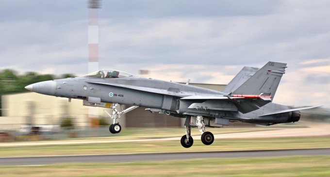 VIDEO Finlanda închide o autostradă importantă pentru a organiza exerciţii cu avioanele de luptă