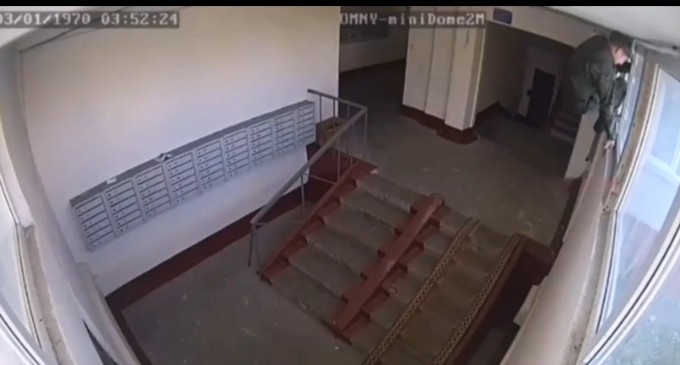 VIDEO Ofițer rus de recrutare, nevoit să intre pe geamul unui bloc de locuințe pentru a livra ordinele de încorporare