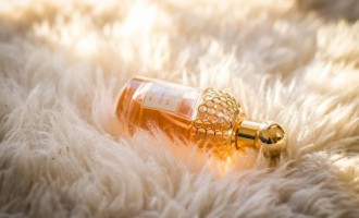Cine a creat primul parfum și cum a evoluat industria de-a lungul timpului?