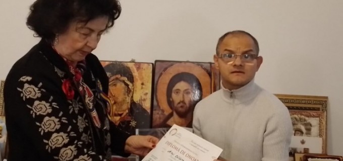 MIHAI CĂLDĂRARU A PRIMIT O DIPLOMĂ DE ONOARE DIN PARTEA DOAMNEI MINODORA ILIE, PREȘEDINTELE FUNDAȚIEI INTERNAȚIONALE OMENIA.