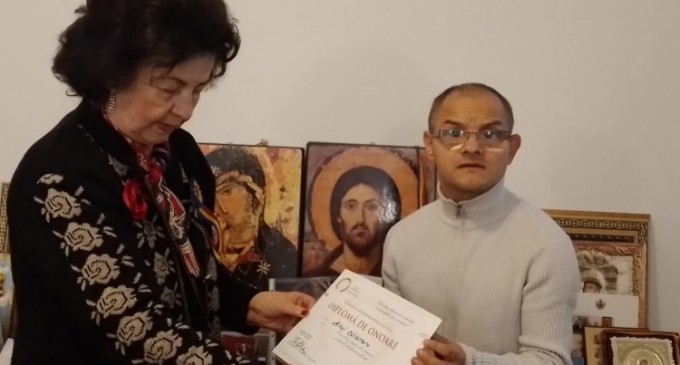 MIHAI CĂLDĂRARU A PRIMIT O DIPLOMĂ DE ONOARE DIN PARTEA DOAMNEI MINODORA ILIE, PREȘEDINTELE FUNDAȚIEI INTERNAȚIONALE OMENIA.