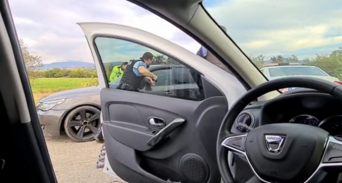 Polițiștii au reușit reținerea unui infractor cautat de autoritățile din altă țară după ce au folosit toate mijloacele din dotare