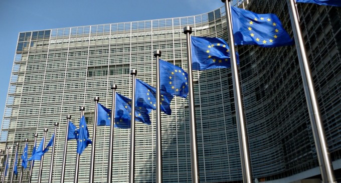 Curtea de Conturi Europeană critică deficienţele în prevenirea conflictelor de interese în cazul angajaţilor din agenţiile UE / Practica „uşilor rotative”