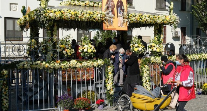 Recomandarea medicului Florin Roşu pentru pelerinii care vin la Iaşi: Dacă prezintă simptome de boală respiratorie, să folosească mască de protecţie