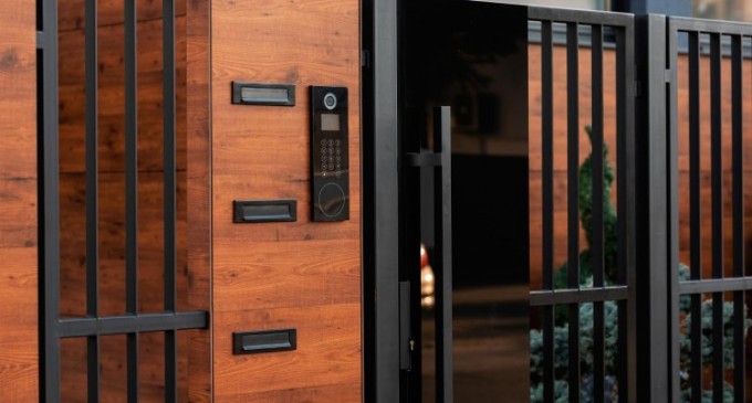 Ce este BlueLink Acces și cum poți deschide ușa blocului cu telefonul mobil?