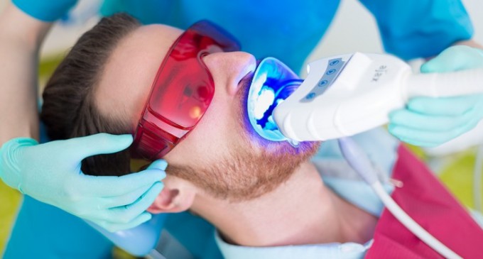 Lampa pentru albire dentară – utilitatea acestui instrument in cabinetul stomatologic