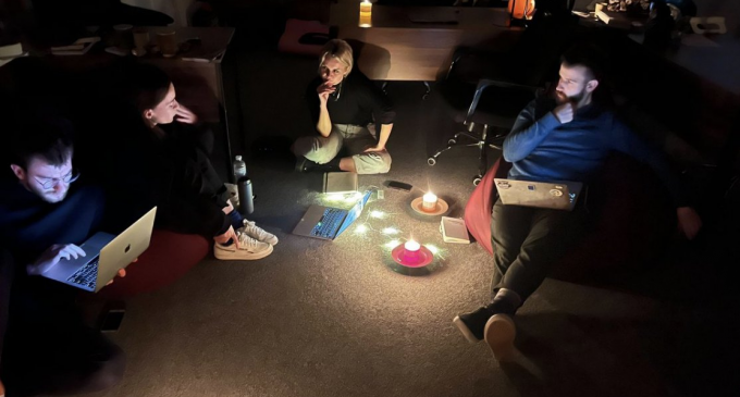 FOTO Jurnaliștii Kyiv Independent lucrează la lumina lumânării: „Întreruperile constante de curent îți fac ședințele de lucru foarte intime”