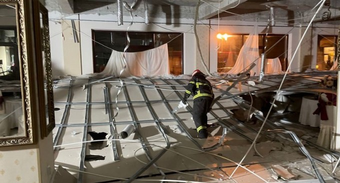 VIDEO Tavan fals căzut peste mese la un restaurant din Brăila în care se aflau câteva zeci de oameni