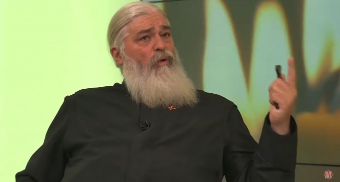 Preotul Calistrat, filmat în timp ce lovea o femeie, oficiază din nou slujbe. Sancțiunile, ridicate: „E foarte dureros să nu poată sluji”