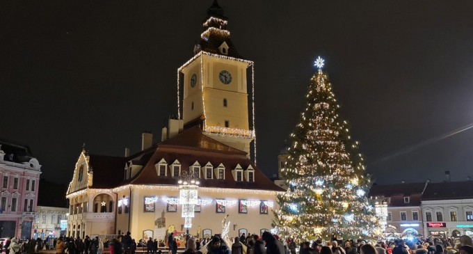 FOTO Cum arată cel mai mare târg de Crăciun organizat la Brașov și cum este iluminat orașul de sărbători