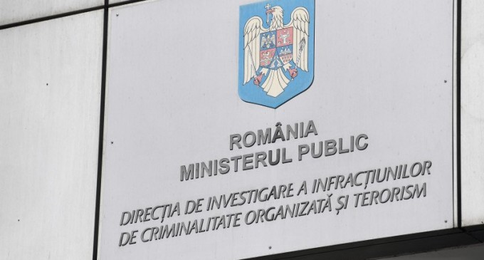 Andrew şi Tristan Tate au fost reţinuţi pentru 24 de ore de către DIICOT/ Acuzaţii de trafic de persoane şi viol