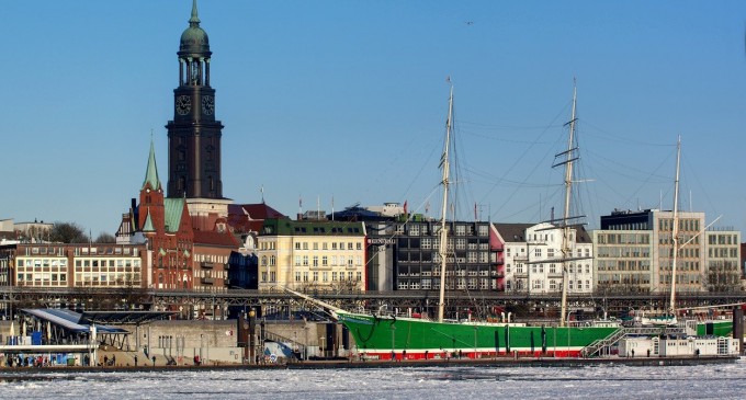 Un pescar a pescuit o pungă cu rămăşiţe umane într-un canal din Hamburg
