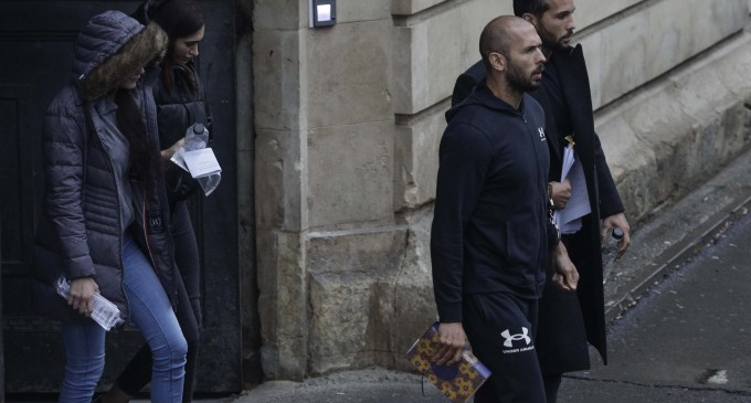 Frații Tate au fost trimiși în judecată pentru trafic de persoane, grup infracțional și viol / Procurorii cer confiscarea a zeci de mașini de lux, terenuri și clădiri