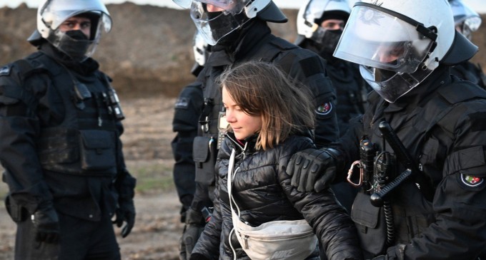 VIDEO Greta Thunberg a fost reţinută de poliţia germană în timp ce protesta împotriva unei exploatări miniere