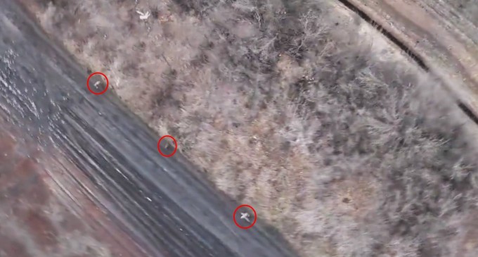 VIDEO Soldații ruși au luat-o la fugă ca în „Benny Hill” după ce o dronă ucraineană le-a luat la țintă buncărul