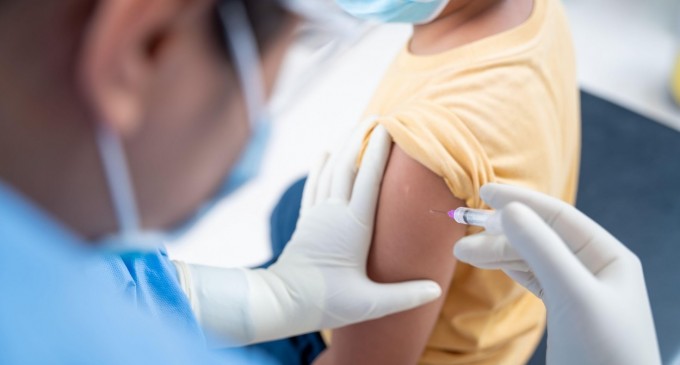 Medic de familie trimis în judecată de DNA după ce ar fi vaccinat „la chiuvetă” aproape 1.000 de persoane și le-a falsificat certificatele de vaccinare