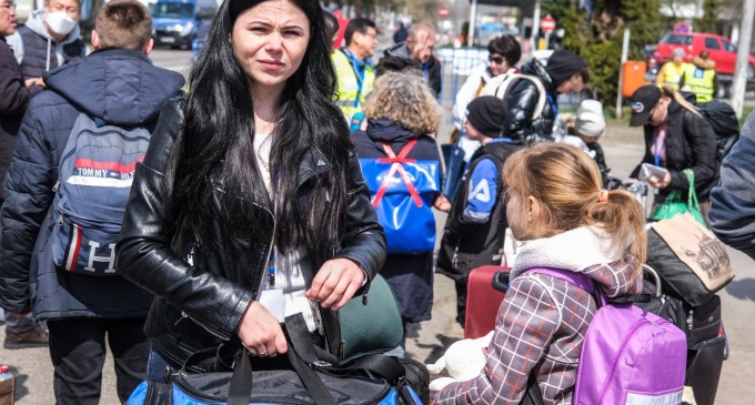 Doi din trei refugiați ucraineni din România nu plătesc pentru o locuință. Care este situația în celelalte țări UE – sondaj