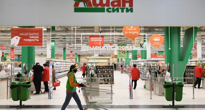 „Ajutoare umanitare pentru Donbas”. Auchan, acuzat că ar fi aprovizionat armata rusă din Ucraina