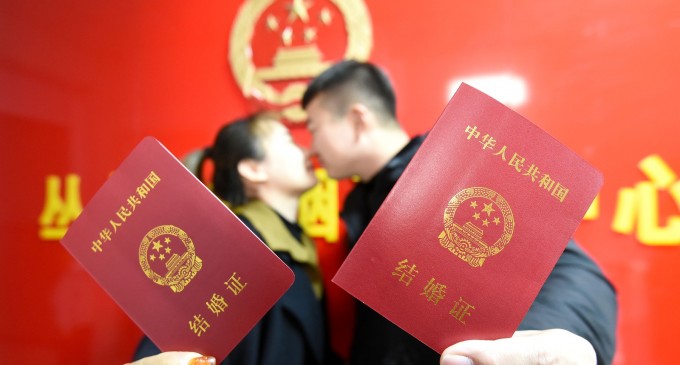 China a început să acorde o lună de concediu de căsătorie plătit pentru a combate scăderea populației