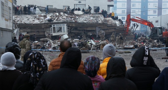 VIDEO Imagini emoționante cu un băiețel prins sub dărâmături într-unul dintre orașele devastate de cutremurul din Turcia