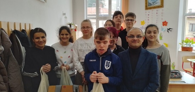 Mihai Căldăraru aduce bucurie în viața copiilor din Școala pentru Deficiență de Vedere