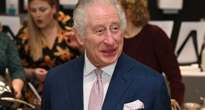 Manifestațiile violente din Franța amână vizita regelui Charles al III-lea. Era prima sa vizită de stat în calitate de suveran