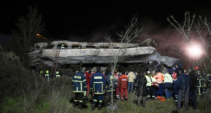 FOTO/VIDEO Două trenuri s-au ciocnit în Grecia: cel puțin 29 de morți și 85 de răniți