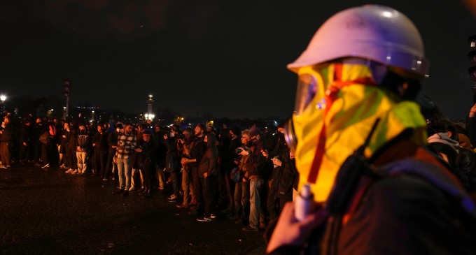 VIDEO Furie în Franța din cauza creșterii vârstei de pensionare. Protestatarii au făcut focul în Place de la Concorde / Moțiuni de cenzură pentru răsturnarea guvernului