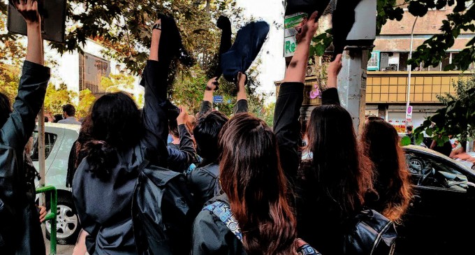 Iranul instalează camere în locuri publice pentru a identifica şi pedepsi femeile care nu poartă văl