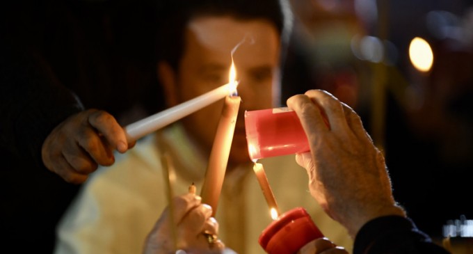VIDEO Slujba de Înviere de la Patriarhia Română: „Veniţi să luaţi lumină!”
